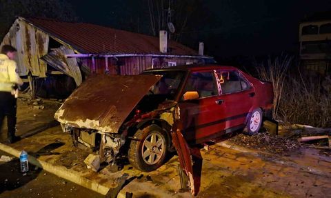 Akyazı'da alkollü sürücü sollama yaparken duvara çarptı — 3 yaralı