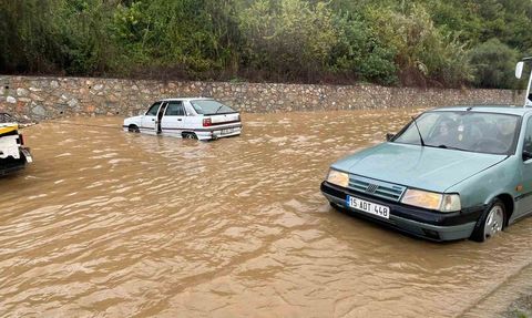 Alanya'da D 400 karayolunda sağanak nedeniyle araçlar mahsur kaldı
