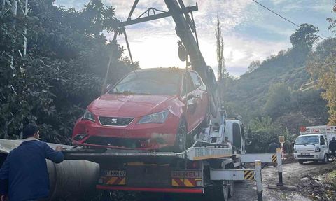 Alanya'da DSİ sulama borusu patladı: Park halindeki otomobil portakal bahçesine sürüklendi