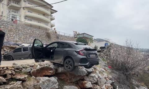 Alanya'da geri manevra yapan Honda SUV şarampolde asılı kaldı