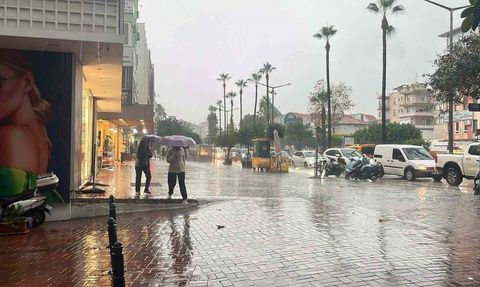 Alanya’da sağanak ve dolu etkili oldu