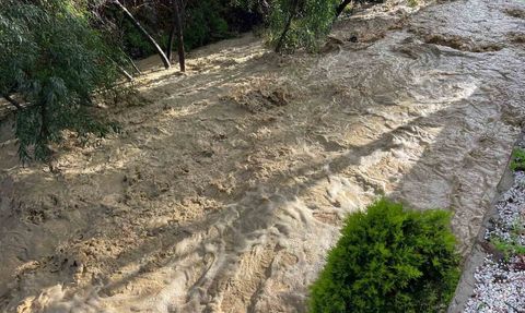 Alanya'da taşan dere sahildeki 5 yıldızlı otel kafesini yıktı