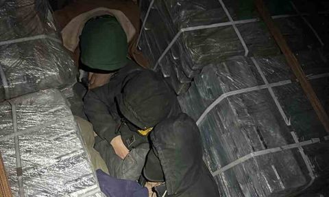 Amasya’da çinko yüklü tırın dorsesinde 37 Afgan kaçak göçmen yakalandı