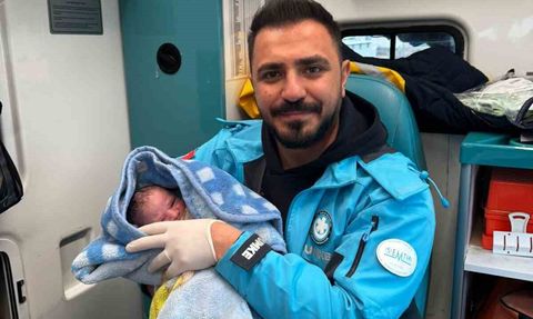 Ambulans doğumunda anne bebeğine sağlık personelinin adını verdi