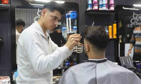 Antakya'da deprem anında müşterisinin saçını yıkayan kuaförün soğukkanlılığı