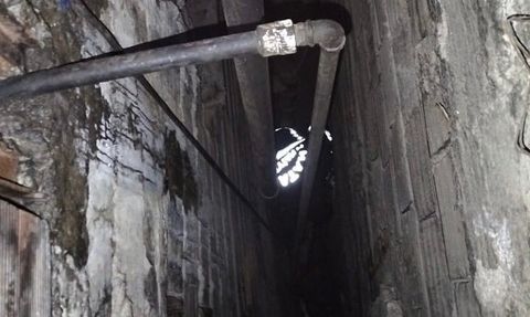 Antakya'da havalandırma boşluğuna düşen yavru kedi itfaiye tarafından kurtarıldı