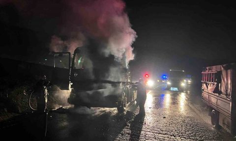 Antakya'da seyir halindeki tır yanarak kullanılamaz hale geldi