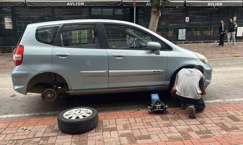 Antalya'da Alanya Damlataş Caddesi'nde Yaklaşık 20 Aracın Lastikleri Kesildi