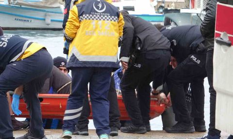 Antalya'da falezlerden düşen balıkçı deniz polisiyle hastaneye taşındı