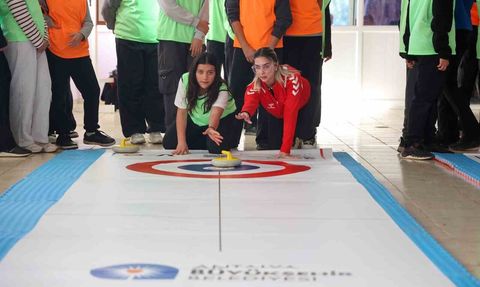 Antalya'da kız çocukları Floor Curling ile tanıştı