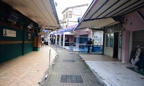 Arap Şükrü Sokağı'nda kaçak eklentilere müdahale