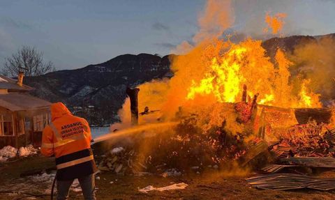 Ardanuç Tosunlu'da ahır yangını: Alinaz Albayrak’a ait ahır kullanılamaz hale geldi
