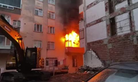 Bahçelievler'de Daire Yangını: Bina Dumanla Kaplandı