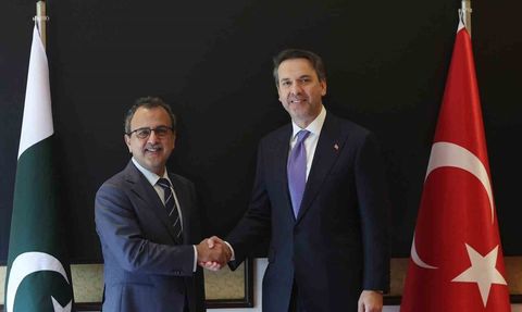 Bakan Bayraktar Pakistan’da 5 hidrokarbon anlaşması imzaladı