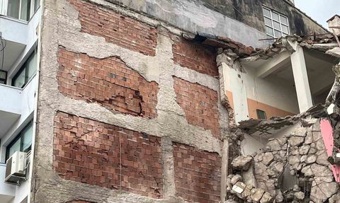 Balçova'da kentsel dönüşüm yıkımı komşu binada hasara yol açtı