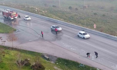 Balıkesir'de cam paleti araçtan düştü, ana yolda trafik durdu