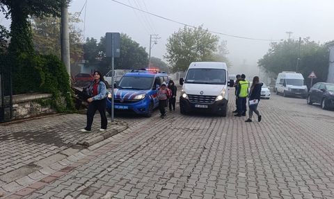 Balıkesir'de Jandarma'dan Yılbaşı Öncesi Okul Çevresi ve Servis Denetimi