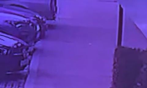 Başakşehir'de kaldırıma çıkan otomobil yayalara çarptı