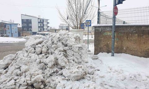 Başkale’de kar örtüsü 20 santimetreyi aştı