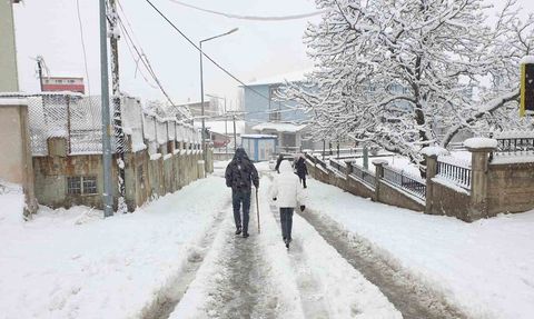 Başkale'de kar ulaşımı aksattı: 11 yerleşim yolu kapandı
