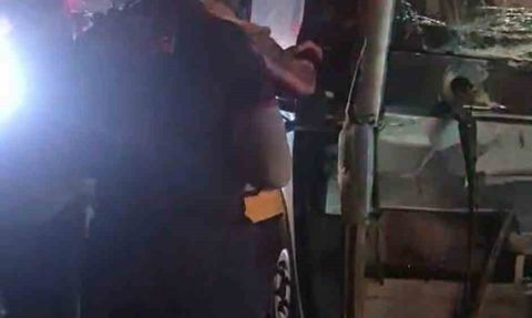 Batman'da Beşiri yolunda otobüs ile çekici çarpıştı: 11 yaralı