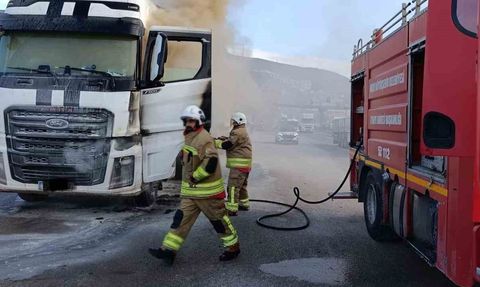Belen'de seyir halindeki tır alev aldı, itfaiye müdahale etti