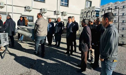 Besni’de 84 yetiştiriciye otomatik yemlik dağıtıldı