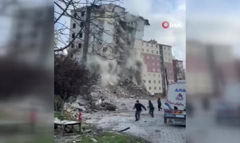 Beylikdüzü'nde yıkım sırasında bina kısmen çöktü, çocuklar son anda kurtuldu