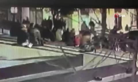 Beyoğlu Kocatepe'de yankesicilikle cep telefonu çalan 2 şüpheli tutuklandı