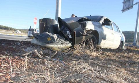 Beyşehir'de otomobil trafik ışığı direğine çarptı: 2 yaralı