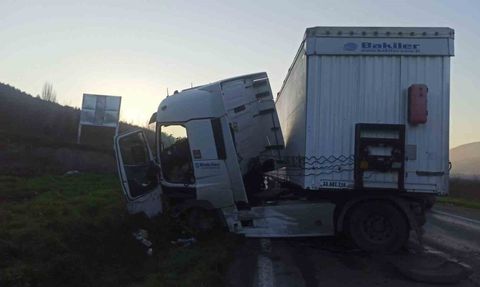 Bilecik Osmaneli'de tır kontrolden çıktı: sürücü hafif yaralandı