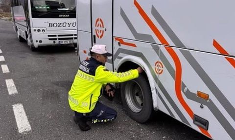 Bilecik'te jandarmadan ticari araçlara kış lastiği denetimi
