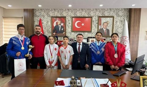 Bilecikli kick boksçular Gençlik ve Spor İl Müdürünü Ziyaret Etti