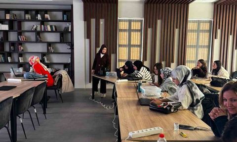 Bilişim Akademisi’nde öğretmen adaylarına robotik kodlama eğitimi