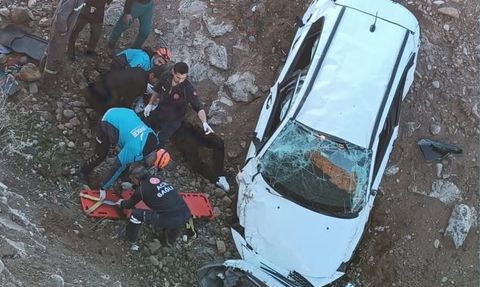 Bingöl'de şarampole yuvarlanan otomobilde 2 yaralı