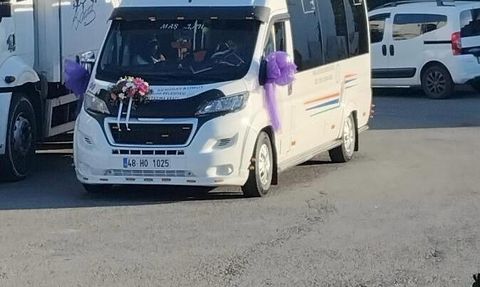 Bodrum'da gelin dolmuşu ilçeyi şenlik alanına çevirdi