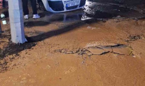 Bodrum Torba'da ana su isale hattı patladı, cadde çöktü
