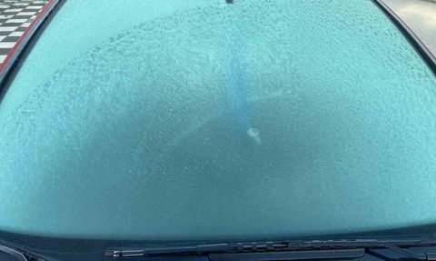 Bolu'da soğuk etkisi: Araç ve dükkan camları buzlandı