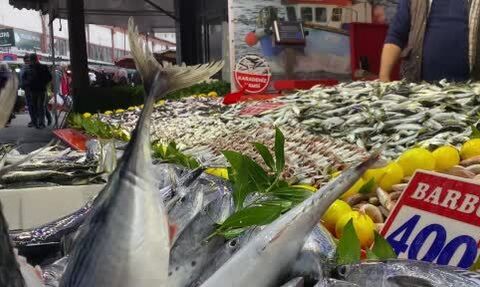 Bolu pazarında fırtına hamsiyi tezgahlardan uzaklaştırdı