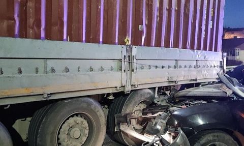 Bozüyük'te otomobil park halindeki tıra çarptı: 1 ölü, 1 yaralı