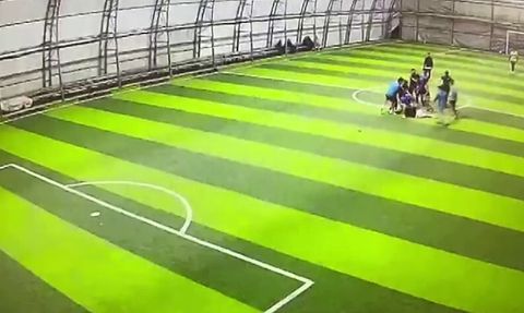 Burdur'da halı saha kavgası kamerada: 1 kişi hastanelik oldu