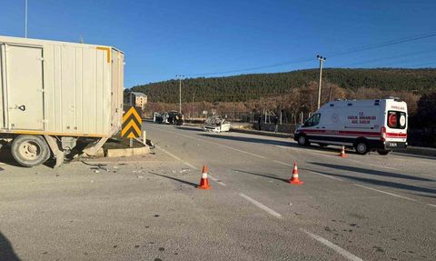 Burdur'da kavşakta otomobil ile kamyon çarpıştı: 1 yaralı