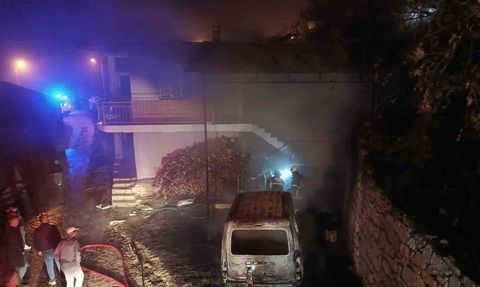 Burdur'un Bucak ilçesinde ev yangını hafif ticari araca sıçradı