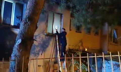 Bursa'da apartman yangını: İtfaiye camı kırıp vatandaşı kurtardı