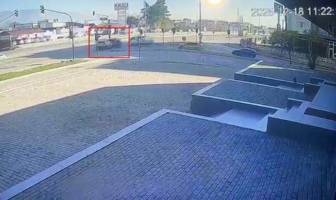 Bursa'da kırmızı ışık ihlali kavşağında kaza: 2 kadın yaralandı