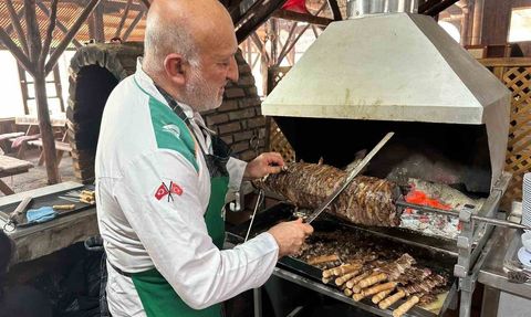Büyükorhan Tahıl Hanı'nda 400 yıllık geleneğe cağ kebap eklendi
