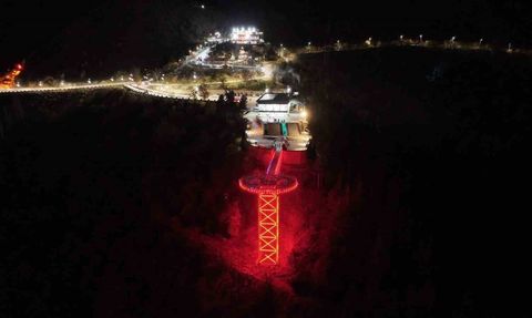 Cam Seyir Terası 112 İçin Kırmızıya Büründü