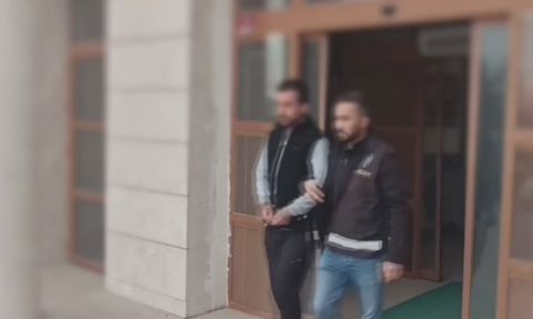 Camekandan telefonu çalan hırsızın anı: Hatay'da güvenlik kamerası kaydetti