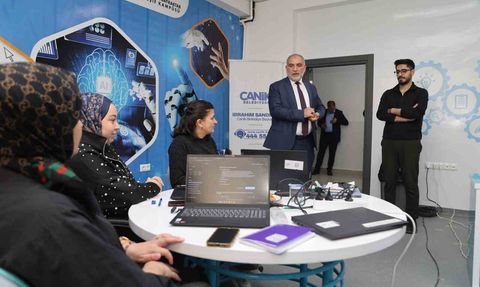 Canik'te 'Girişimci Kadınlar İçin Yapay Zekâ ve Girişimcilik' eğitimi sürüyor