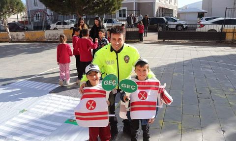 Çayırlı'da Öğrencilere Trafik Güvenliği ve Yaya Önceliği Eğitimi